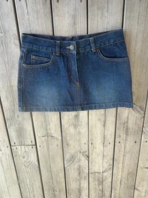Low waist jeans kjol - Snygg low waist jeans kjol. Hör av dig vid frågor!❤️