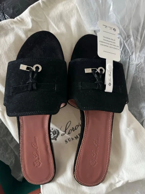 Loro piana  - Säljer ett par helt nya Loro piana sandaler. Aldrig använda, har med kartong, dustbag, lapp, men inget kvitto då ja fick dem i present. Nypris 8000kr. Säljer för 4000kr