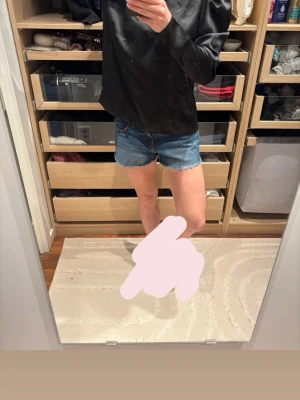 Svart långärmad topp med puffärm - Snygg svart långärmad topp med puffiga axlar och rund hals. Toppen har ett glansigt material. Perfekt att matcha med jeans eller kjol. Storlek vet jag inte men jag har vanligtvis xs/s.