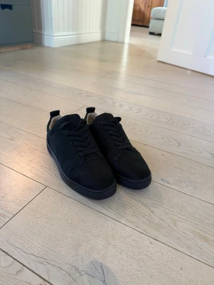 Christian Louboutin skor i originalkartong - Säljer ett par exklusiva skor från Christian Louboutin i originalkartong. Skorna levereras med tillhörande kvitto och dustbag. Perfekta för dig som vill ha något lyxigt och trendigt i garderoben.