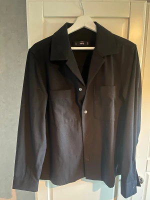 Marinblå overshirt från MNG  - Marinblå overshirt från Mango MAN i storlek S. Säljs på grund av för liten storlek. Knappt använd, nyskick!