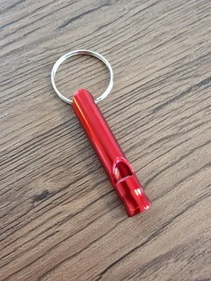 Visselpipa/ överfallslarmsvisselpipa röd - Röd visselpipa/ överfallslarmsvisselpipa. I aluminiumlegering med nyckelring. 4,6 cm lång.  6,5 cm med nyckelringen. 0,9 cm munstycke.
