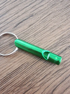 Visselpipa/ överfallslarmsvisselpipa grön - Visselpipa/ överfallslarmsvisselpipa grön. I aluminiumlegering med nyckelring. 4,6 cm lång.  6,5 cm med nyckelringen. 0,9 cm munstycke.
