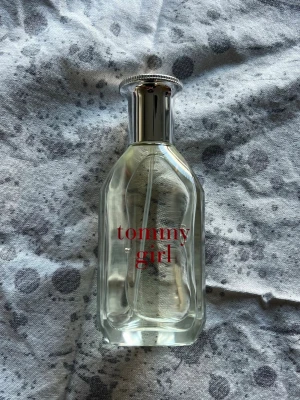 Hel flaska Tommy Girl parfym - En hel flaska 50ml Tommy Girl damparfym. Nästan oanvänd. Liten vikning på kartongens lock, men inga riktiga defekter förekommer. Äkta. Perfekt för sommar och vår.