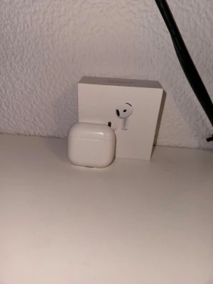 Apple AirPods Pro trådlösa hörlurar - Säljer ett par vita Apple AirPods 4 Pro med laddningsetui. Hörlurarna är kompakta, har en stilren design och levereras i originalförpackning. Perfekta för dig som vill ha brusreducering och smidig anslutning till iPhone eller andra Apple-enheter. Fick de i julas men säljer där jag fått ett helt par nya från jobb 