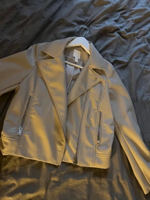 Beige skinnjacka från H&M - Snygg beige skinnjacka från H&M. Fint skick knappt använd💕💕passar mig som har storlek s & m i jackor💕💕