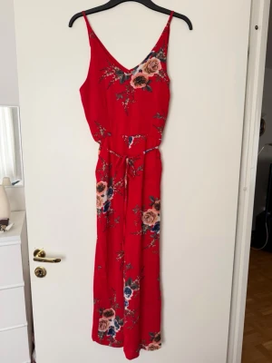Röd byxdress - Supersnygg och bekväm. Perfekt nu till sommaren när man vill vara extra fin 🥰. Varsamt använd 🙏🏽.