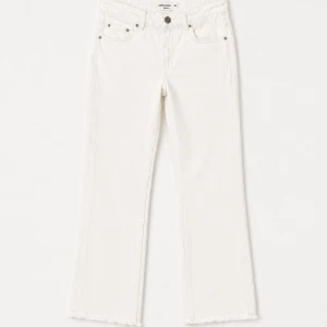 Straight high waisted-ish jeans från Gina tricot  - ORD PRIS:500-  🤍 Gina Tricot Perfect Jeans – Strl 34  Vita jeans i den populära modellen Perfect Jeans från Gina Tricot. Rak modell med lätt bootcut-känsla och fina slitningar längst ner. Perfekta för en effortless sommarlook, Copenhagen style eller en clean old money-inspirerad outfit.