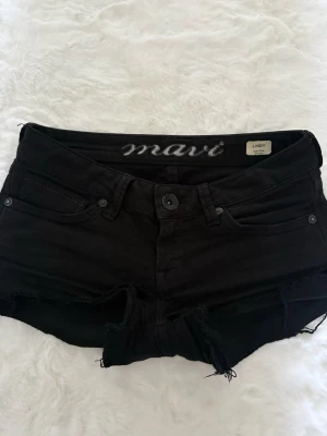Svarta jeansshorts från Mavi - Snygga svarta lågmidjade jeansshorts som inte kommer till användning. Ursprungligen från Mavi i storlek 26 med midjemått 74cm🥰