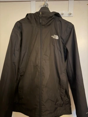 Northface quest jacket - Säljer min northface jacka i ett bra skick, knappt använd. Skicket är mycket bra. Nypris ca 1300