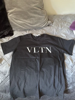 Svart valentino t-shirt - Storlek medium normal passform 