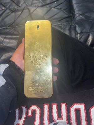 Paco Rabanne 1 Million 200ml EdT - 1 Million från Paco Rabanne är en ikonisk herrparfym i en lyxig guldfärgad metallflaska som liknar en guldtacka. Flaskan  har en unik, rektangulär form med ingraverad logga och detaljer. Perfekt för dig som gillar exklusiva dofter. Helt okej mängd kvar pris kan diskuteras