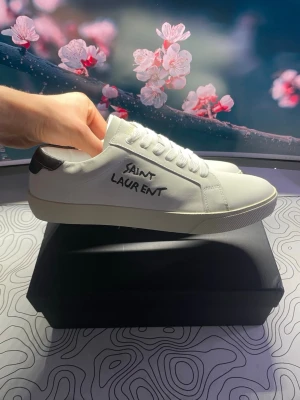 Saint Laurent skor - Säljer dessa riktigt snygga vita Saint Laurent skor  i mycket fint skick! Skorna har en vit färg och är i storlek 43! Perfekta nu till sommaren! ⛱️Hör av er ifall ni har några frågor eller liknande! ⭐️