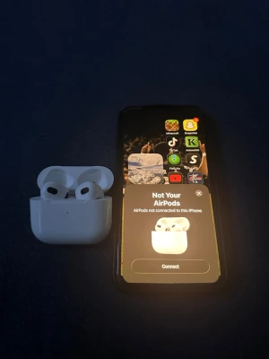 Apple AirPods Pro med laddningsetui - Säljer ett par vita Apple AirPods Pro med trådlöst laddningsetui. De har en stilren och kompakt design med silikonproppar för extra komfort och brusreducering. Perfekt för musik, samtal och träning. Kopplas enkelt till iPhone och andra Apple-enheter.
