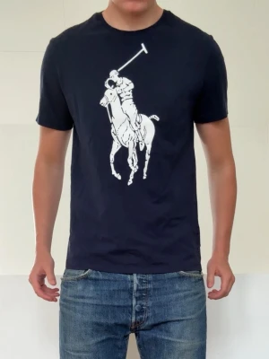 Mörkblå Ralph Lauren T-shirt  - Mörkblå T-shirt från Ralph Lauren i strl M! Mycket bra skick utan nåra defekter och hör gärna av er vid frågor elr funderingar!!