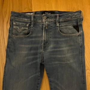 Replay anbass - Säljer mina blåa replay anbass som är i fint skick som ni ser på bilderna. Storlek waist:30, length 34. Skriv vid intresse eller funderingar. Priset är ej hugget i sten.