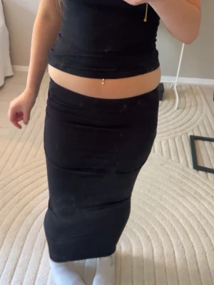 Svart långkjol från Gina Tricot - Säljer en svart långkjol från Gina Tricot. Passar bra till fest men även till vardagen. Säljer för att den är lite för liten och har aldrig kommit till användning.