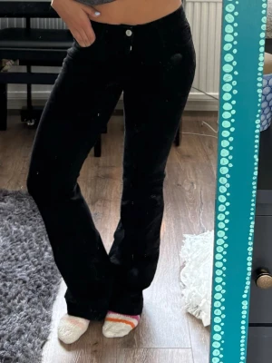 Svarta bootcut jeans🖤 - Svarta bootcut jeans 🖤 supersnygga och använda en gång! 