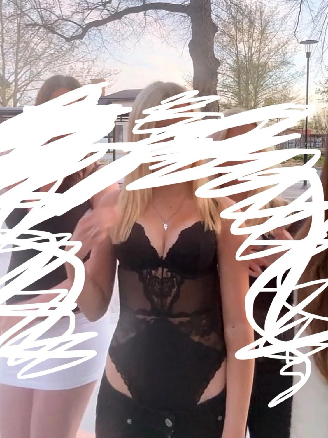 Svart spetsbody med bygel och mesh