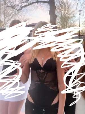 Svart spetsbody med bygel och mesh - Snygg svart body med tunna axelband, bygelkupor och detaljer i spets och mesh. Kroppen har hög skärning vid höfterna och transparenta partier i midjan. Perfekt för dig som gillar en trendig och sexig look. Ingen synlig logga eller märke.