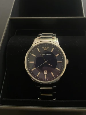 Emporio Armani Renato klocka - Emporio Armani Renato klocka. Klockan är använd få gånger och kommer med box+länkar (för att förstora)+bok