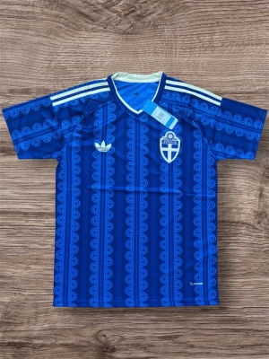 Blå Sverige fotbollströja Adidas - Säljer en blå fotbollströja från Adidas med Sveriges landslagsemblem på bröstet och vita Adidas-ränder på axlarna. Tröjan har ett unikt mönster i olika blå nyanser och texten 'Sverige' i nacken. Tillverkad i lätt och ventilerande material, perfekt för träning eller match.