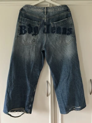 Jeans Urban Outfitters  - Jag köpte dom på vinted men dom var tyvärr för korta efter som att dom är uppsydda, mått finns på bilderna. Baggy passform