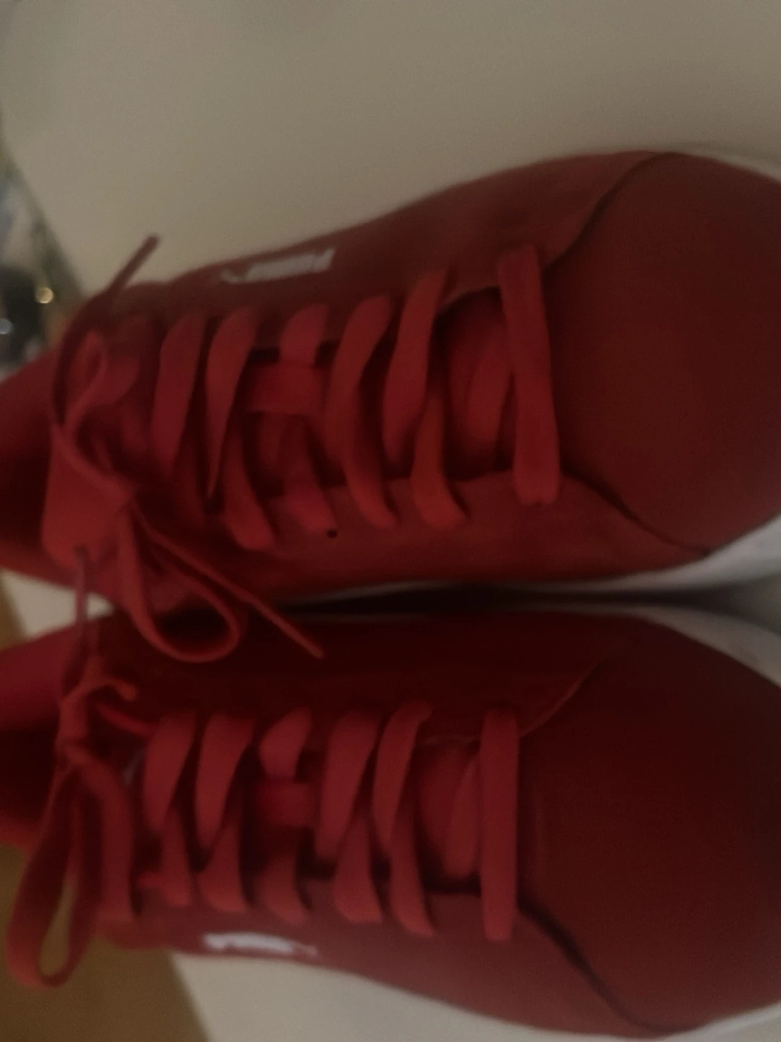 Röda Puma sneakers med vit sula