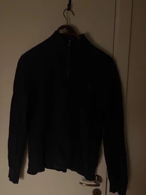 Mörkblå Ralph Lauren halvzip   - Säljer nu denna mörklblåa halvzip tröjan från Ralph lauren i strl M. Hör av er vid några funderingar.