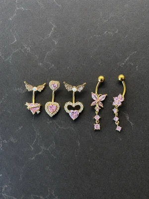 5st Navelpiercingar  - 5st guldfärgade Navelpiercingar med rosa stenar. Aldrig använda. 🌸