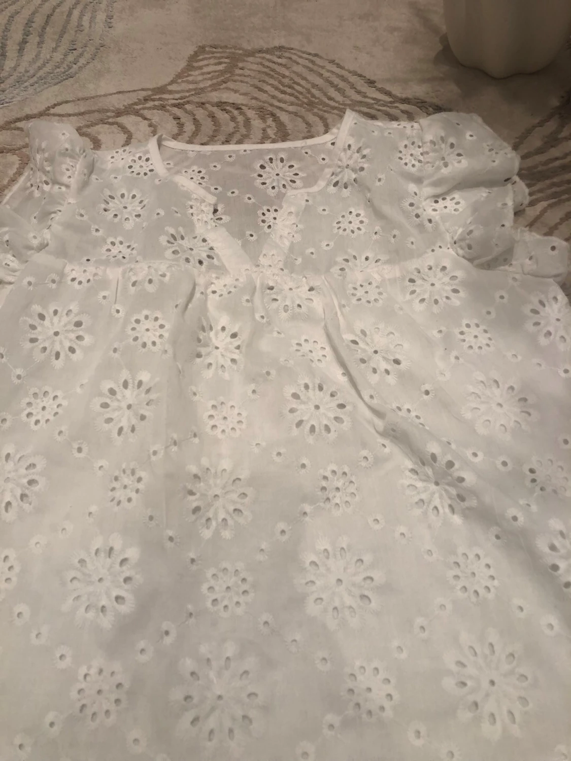 Vit blus med volangärmar och broderi - 3
