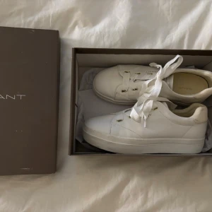 Vita sneakers - Supersnygga vita sneakers med gulddetaljer i storlek 37 (24,6 cm) <3 endast använda en gång, nypris 1700 kr