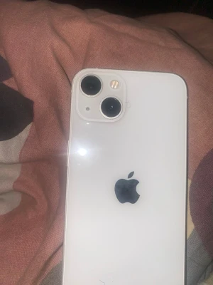 Vit iPhone med dubbla kameror - Jag säljer en låst iPhone 13 som är endast för fördelar .Går inte att låsa upp tack 