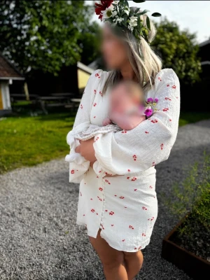 Adoore klänning  - Jätte fin och super härlig klänning ifrån adoore!☀️ perfekt till midsommar och sommaren, den är använd få gånger💗 vi kan posta fort så de hinner komma till midsommar om de önskas💗 storlek 40/M