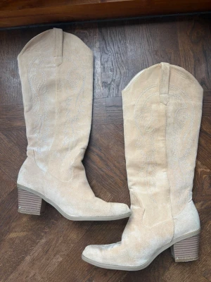 Boots från NA-KD - Storlek:40. Använda en gång då det var vid provning. Är dock sliten vid klacken på båda skorna.