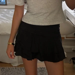 Svart volangkjol  - Snygg minikjol med inbyggda shorts <3