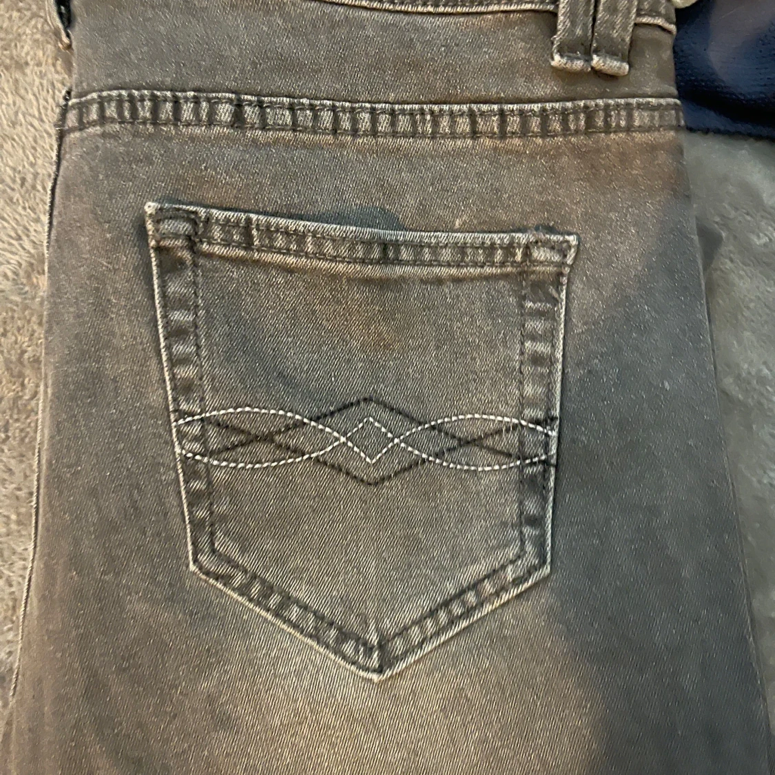 Gråa jeans med strass - 2