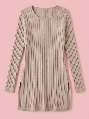Beige ribbad långärmad tröja - Stilren beige ribbstickad tröja med lång ärm och rund halsringning. Tröjan har en längre, rak passform och slits i sidorna för extra rörelsefrihet. Perfekt att matcha med jeans eller leggings för en avslappnad look.