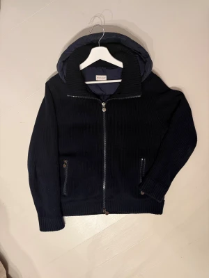 Moncler tricot maglione cardigan  - Säljer Moncler Cardigan som är sällsynt, den är i väldigt bra skick, storlek L, nypris ~ 8499kr. Högkvalitativt pris ligger på 2850kr, priset är dock inte skrivit i sten så skriv gärna prisförslag!