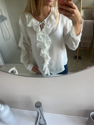 Zara blus - Skitsnygg vit blus som man kan använda vid många olika tillfällen inte använd särskilt många gånger!