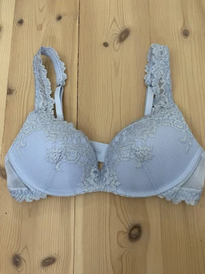 Ljusblå intimissmi spets-bh  - Säljer en sjukt snygg spets bh från intimissmi💕 Storlek 75b och använd en gång💕 priset kan diskuteras💕