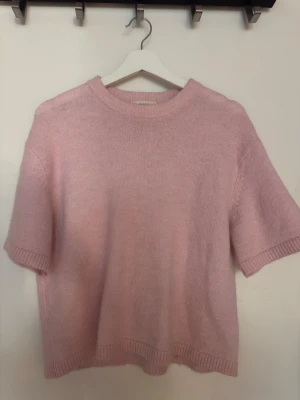 Gina tricot stickad tröja - En superfin och mjuk rosa stickad tröja från Gina Tricot i storlek S, helt slutsåld på hemsidan och i butik! Mycket bra skick 💕