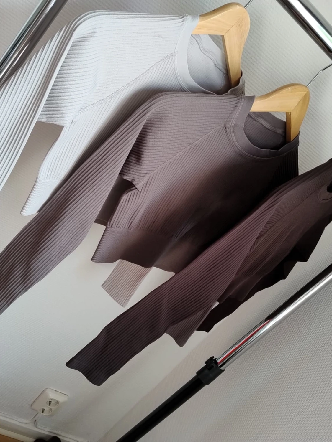 Ribbstickade crop tops i neutrala färger - 1