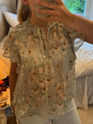 blommig blus h&m - så fin mintgrön blommig mesh aktig blus från h&m i storlek ungefär s-m💓