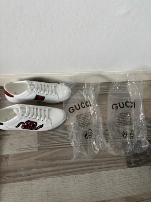 Gucci Ace Snake  - Helt nya och oanvända Gucci Ace Snake skor i storlek 42, kommer i Gucci påsar🤩Bara höra av sig vid frågor och funderingar🙌Priset är inte hugget i sten💸