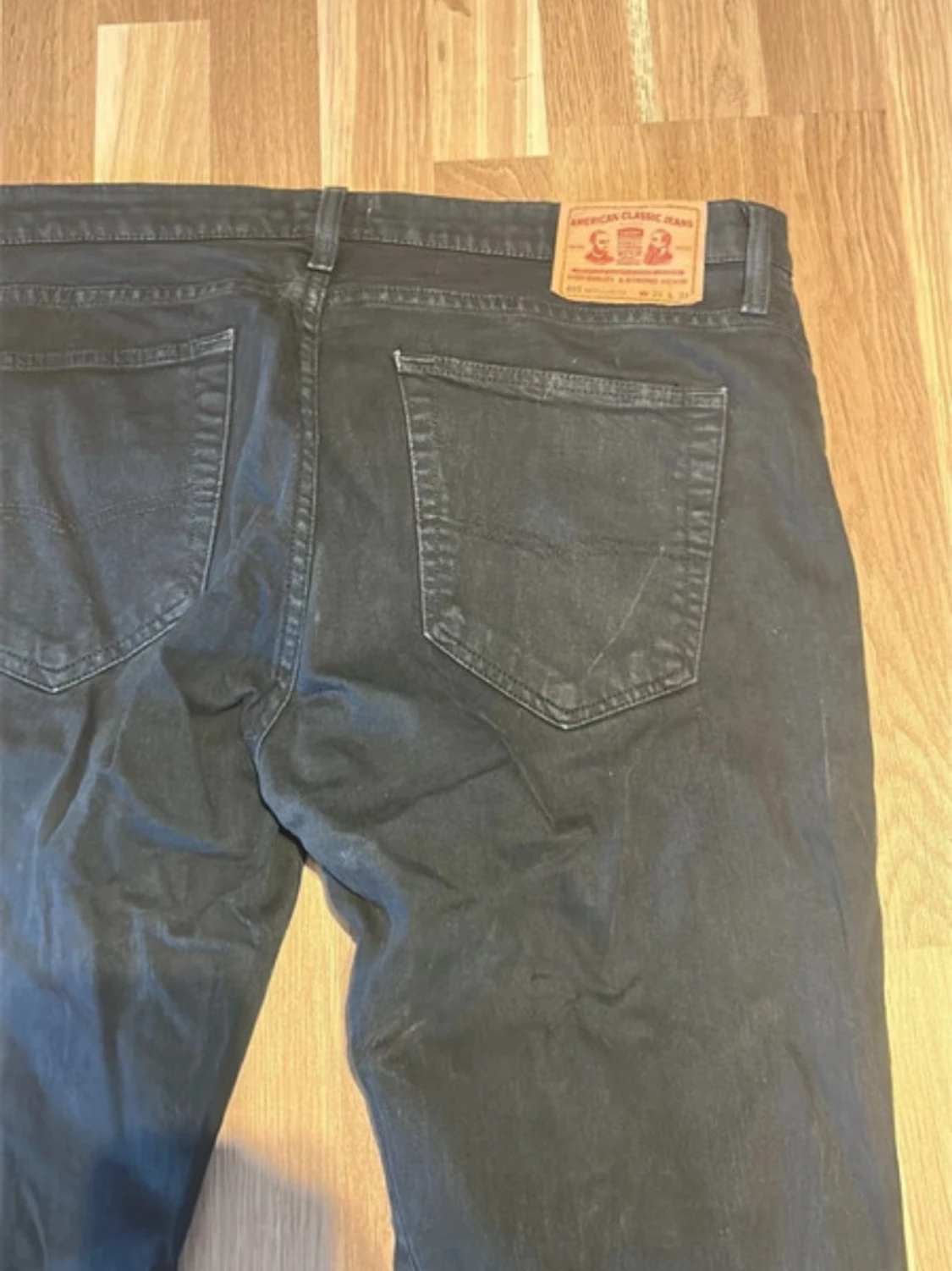 Svarta regular fit jeans från Grant - 2