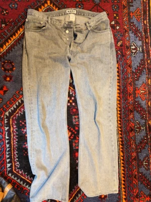 Ljusgrå raka jeans från Hope rush  - Säljer ett par ljusblå jeans från Hope med rak passform och hög midja. Jeansen har klassisk femficksdesign och knäppning med knappar framtill. Perfekta för en avslappnad och trendig look. Ny pris ligger närmare 2000