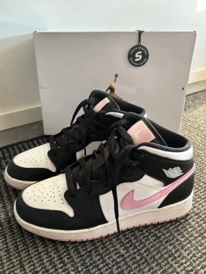 Air Jordan 1 Mid arctic pink - Snygga arctic pink air jordans. Dom är använda bara två gånger och i väldigt bra skick!!! Beställda från sneak.fi med priset 299€