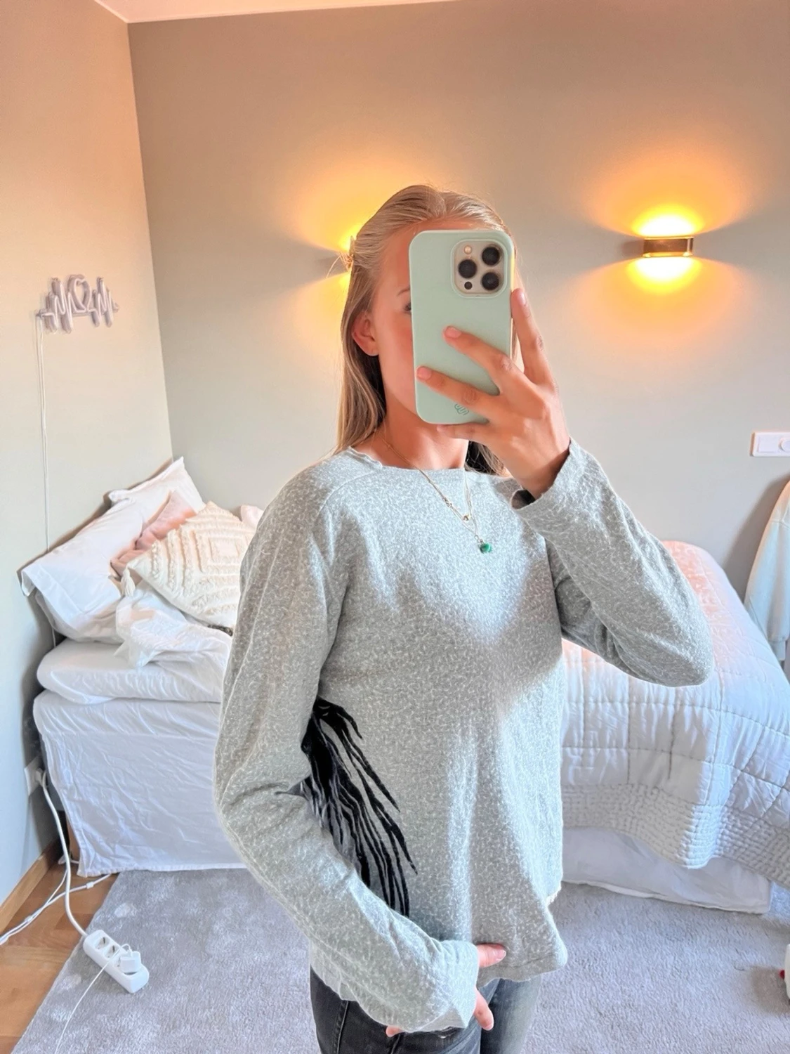 Ljusgrå långärmad tröja med mönster - 1