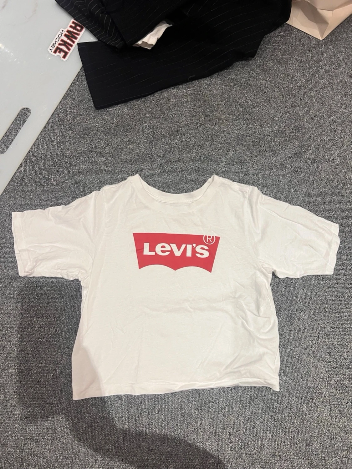 Vit Levi's t-shirt med röd logga